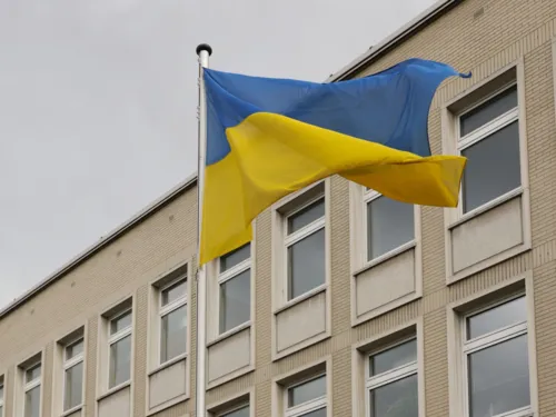 Flagge der Ukraine vor einem Geb&auml;ude